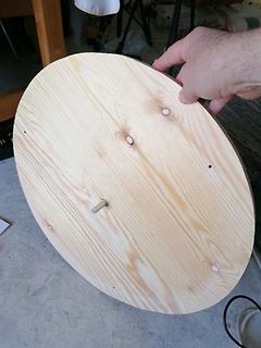 Runde Holzplatte mit Metallstift