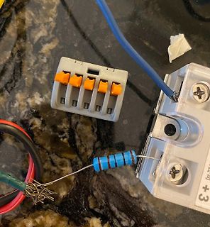 Elektronische Bauteile und Kabel auf Tischoberfläche