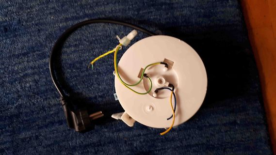 Geöffnetes Netzteil mit Kabel und Drähten