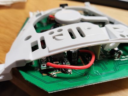 Geöffnetes elektronisches Gerät mit Leiterplatte und Gehäuse