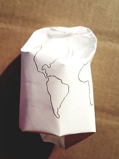 Papierbeutel mit Weltkartenzeichnung