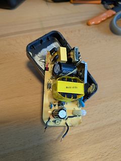 Leiterplatte eines Schaltnetzteils mit Transformatoren und Kondensatoren