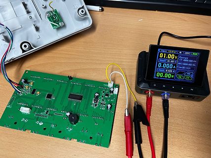 Leiterplatte und elektronisches Labornetzteil auf Arbeitstisch
