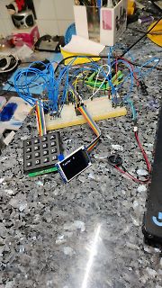 Mikrocontroller-Aufbau mit Tastatur, Display und Breadboard