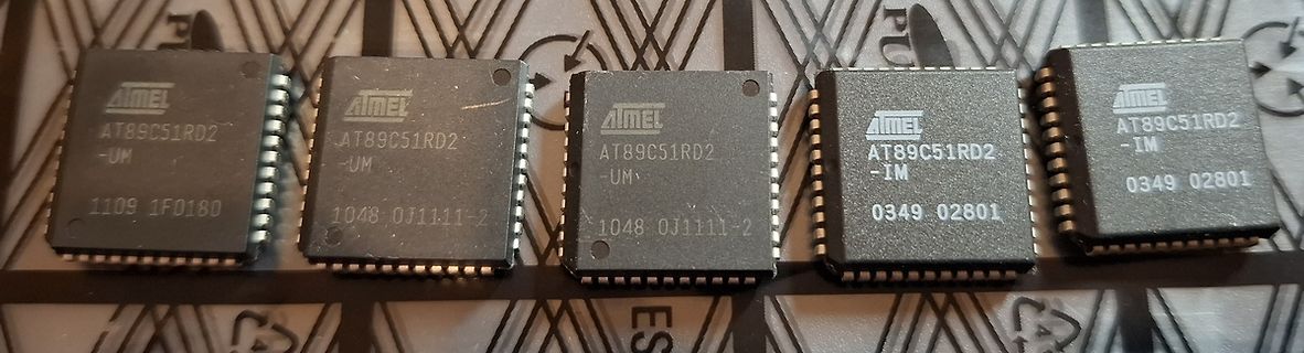 Fünf Atmel AT89C51RD2 Mikrocontroller