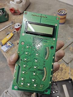 Grüne Leiterplatte mit LCD-Display und Tastenpads