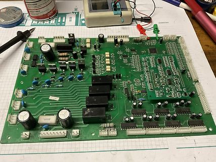 Grüne Leiterplatte mit verschiedenen elektronischen Bauteilen