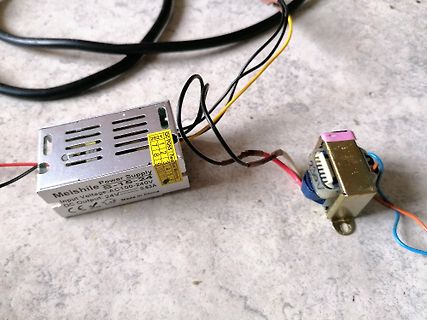 Schaltnetzteil und Transformator mit Kabeln