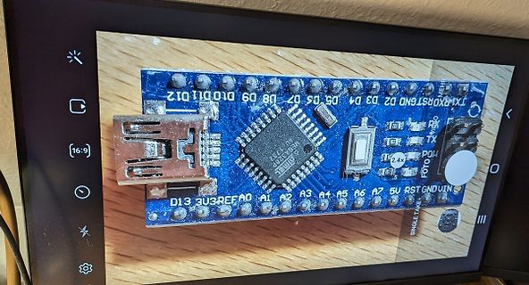 Foto eines Arduino Nano auf einem Display