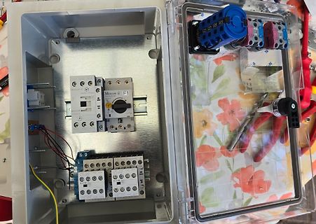 Offener Schaltschrank mit elektrischen Komponenten