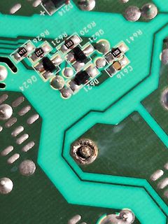 Nahaufnahme einer grünen Leiterplatte mit SMD-Bauteilen