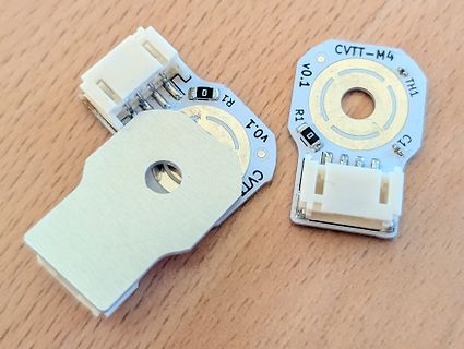 Zwei kleine Leiterplatten mit Steckverbindern