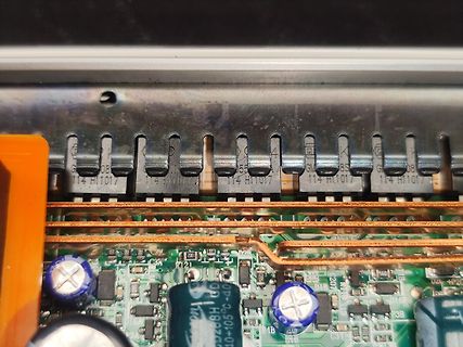Nahaufnahme einer Leiterplatte mit Steckverbinder und Elektrolytkondensatoren