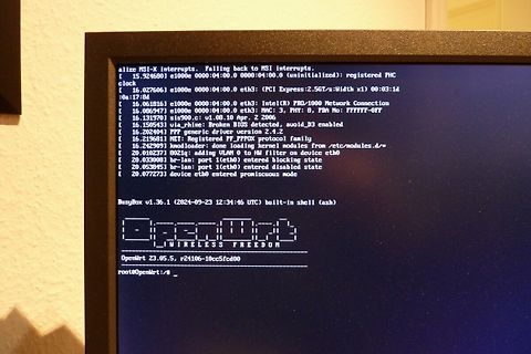 Abfotografierter Bildschirm mit OpenWrt Boot-Log