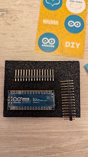 Arduino Nano Every auf Steckbrett mit Aufklebern