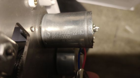 Nahaufnahme eines elektronischen Bauteils mit Typenbezeichnung