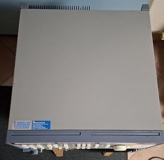 Rückansicht eines Rohde & Schwarz Messgeräts