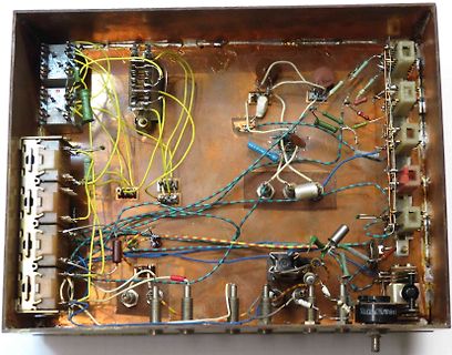 Innenansicht eines elektronischen Geräts mit freier Verdrahtung
