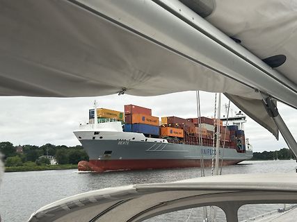 Containerschiff BEATE auf dem Wasser