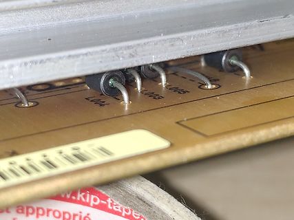 Nahaufnahme von Bauteilen auf einer Leiterplatte
