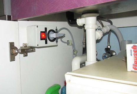 Elektroinstallation unter einem Waschbecken