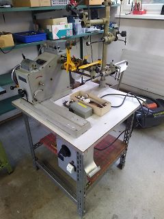 Werkstatt mit einer mechanischen Maschine auf einem Arbeitstisch