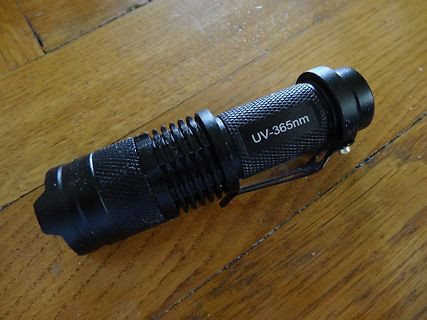 UV-Taschenlampe auf Holztisch