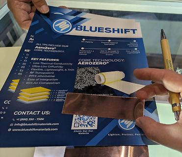 Werbeflyer der Firma Blueshift mit Materialprobe