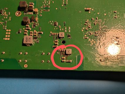 Nahaufnahme einer grünen Leiterplatte mit elektronischen Bauteilen