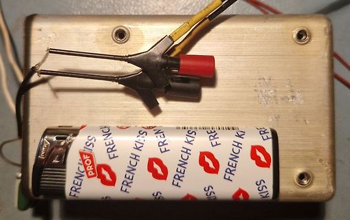 Messspitzen an einem Gehäuse mit Feuerzeug