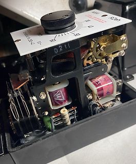 Innenansicht eines AEG RZeh Geräts mit Spulen und Mechanik