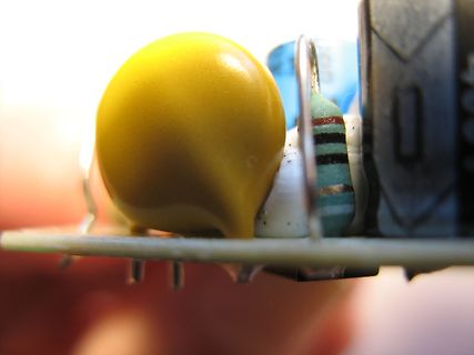 Makroaufnahme eines Elektrolytkondensators auf einer Leiterplatte