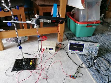Elektronik-Messaufbau mit Oszilloskop und Netzteil