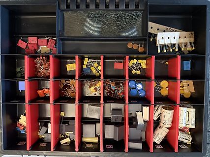 Sortimentsdose mit elektronischen Bauteilen