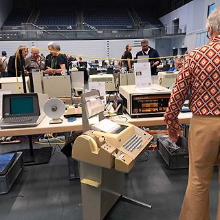 Werkstatt oder Messe mit Messgeräten und Personen