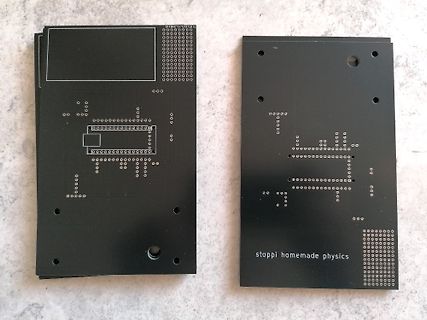 Zwei schwarze Leiterplatten (Vorder- und Rückseite)