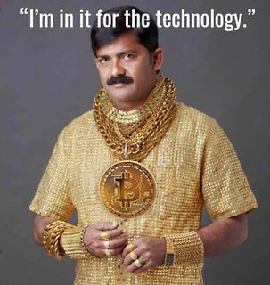 Mann mit goldener Kleidung und Bitcoin-Kette