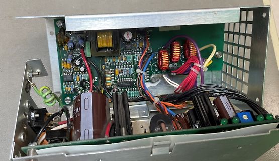 Innenansicht eines Schaltnetzteils in Metallgehäuse