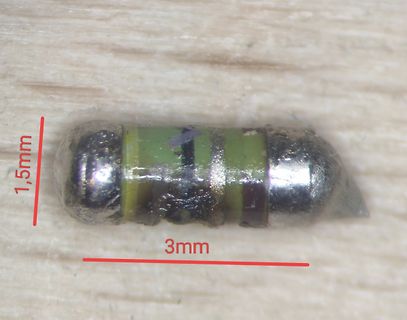 Mikroskopische Aufnahme eines Bauteils mit Maßangaben