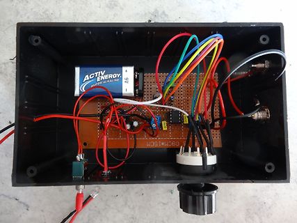 Aufbau einer Schaltung in einem Kunststoffgehäuse mit 9V Batterie