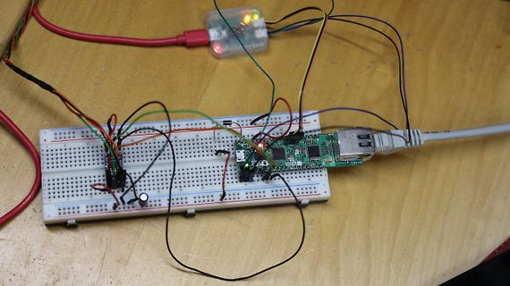 Aufbau mit Breadboard, Mikrocontroller-Board und USB-Verbindung