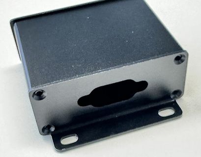 Schwarzes Metallgehäuse mit Montagehalterung