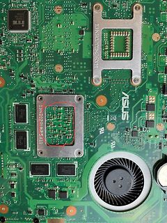 Nahaufnahme einer ASUS-Leiterplatte mit CPU-Sockel
