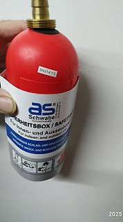 Rote Druckgasflasche mit Etikett
