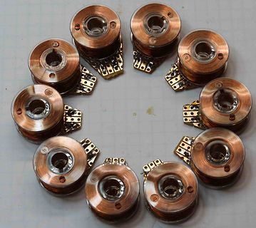 Ring aus Spulen mit Messkontakten