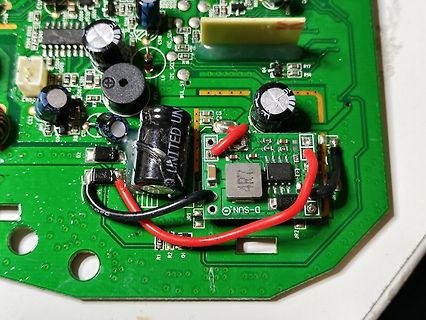 Foto einer bestückten Leiterplatte mit Elektrolytkondensatoren