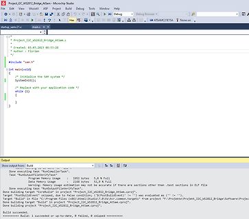 Microchip Studio IDE mit C-Quellcode und Build-Ausgabe