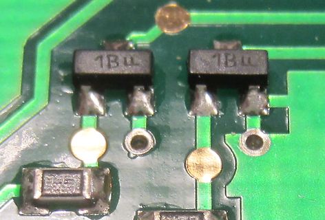 Makroaufnahme von SMD-Bauteilen auf einer Leiterplatte