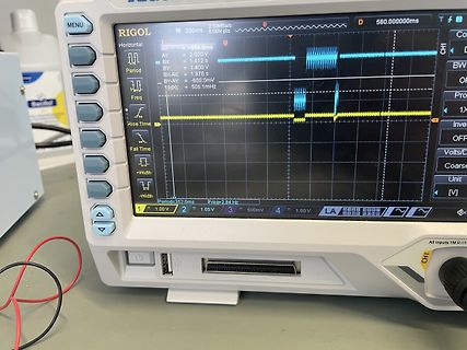 Abfotografiertes Rigol Oszilloskop mit Signalverlauf
