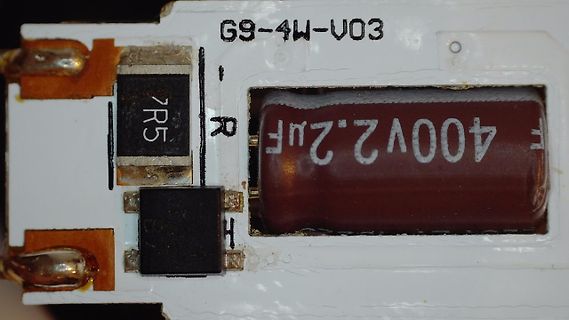 Nahaufnahme einer Leiterplatte mit Elektrolytkondensator